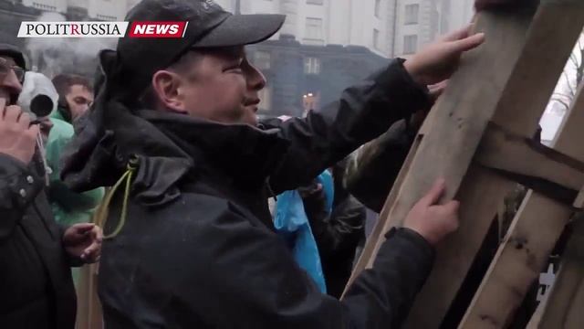 Ляшко разгружает поддоны для палаток у Кабмина на "коммунальном майдане". смотреть онлайн