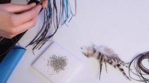 Как сделать украшение колье на шею из кожи и перьев