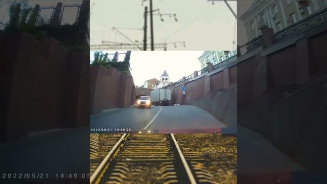 Воронеж: Каменный мост продолжает "ловить" грузовые автомобили! ?️