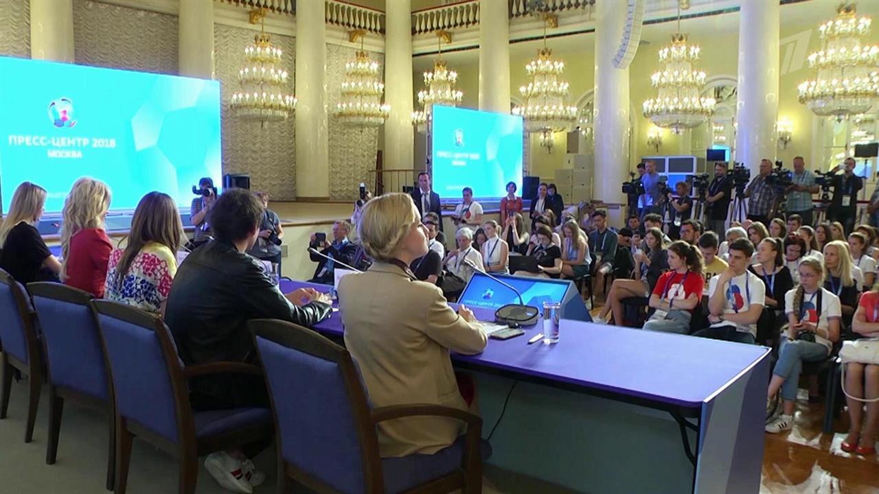 В пресс-центрах Москвы и Ростова-на-Дону в дни про... футболу FIFA 2018 в России™ работают волонтеры