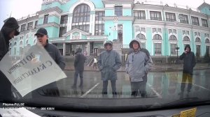 в Омске Казахстанские бандиты на красной камри прессуют таксистов на жд вокзал