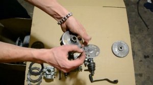 Дефектовка деталей двигателя V-501 мопеда Дельта перед сборкой.