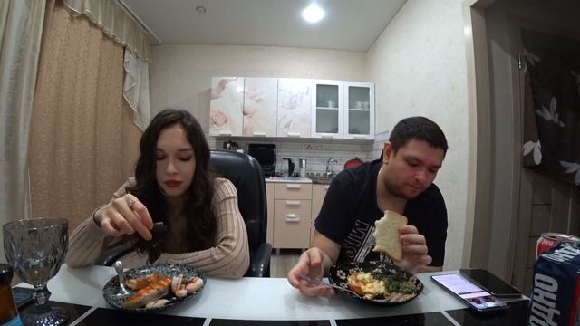 УЖИН СЕМЬИ ГИТЕЛЬМАНОВ ЖАРЕНЫЕ СТЕЙКИ ФАРЕЛИ НА ГРИЛЕ! РЫБНЫЙ УЖИН НЯМ-НЯМ! смотреть онлайн