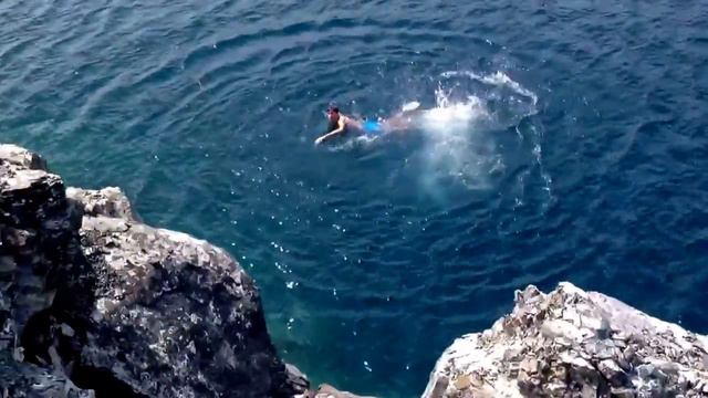 Прыжок со скалы в лазурный карьер 1. смотреть онлайн