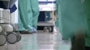 Парень раздавленный погрузчиком предпочитает ампутировать половину своего тела, чтобы выжить.