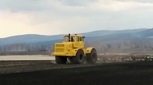 Кировец К-700А тянет 12 метров культиватора