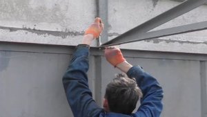 Сборка металлического разборного гаража руками разнорабочих