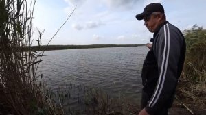 Рыбалка в Октябре на фидер. Рыба клюёт на каждом забросе.