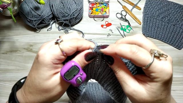 Простая вязаная шапка спицами // МК смотреть онлайн