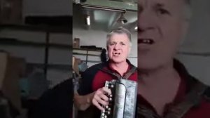 мужичок с гармошкой поёт прикольную песню. ржака))