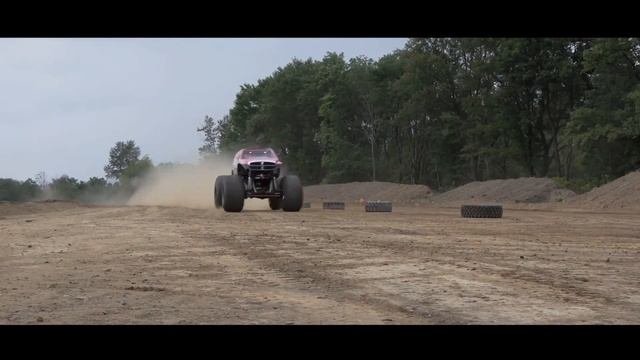 Monster Truck новый мировой рекорд, прыжок 237 футов, 6 дюймов