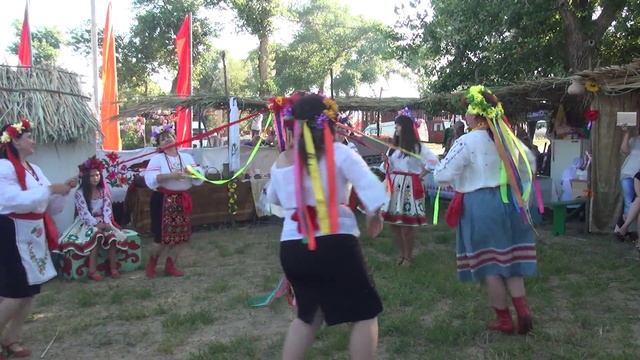 Украинский танец с ленточками "Карусель"