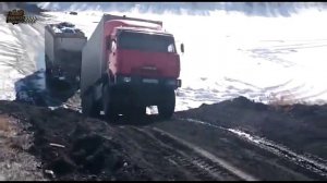 Встал на дыбы Грузовик КамАЗ с прицепом.