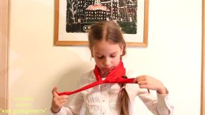 Как правильно завязать пионерский галстук.Показывает удивительной красоты юная пионерка.