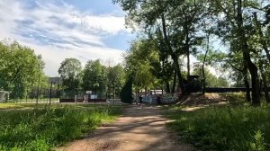 Пробравшись тайком на дачу, жена хирурга решила проследить за мужем… А открыв дверь своим ключом…