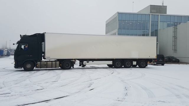 Полуприцеп рефрижератор Кроне с поворотной осью, маневрирование