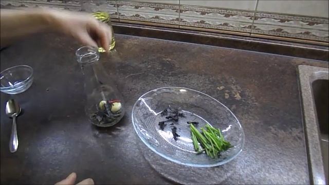 Растительное масло  с пряными травами и чесноком для салата