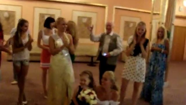 Ксеня и первый букет невесты ))) смотреть онлайн