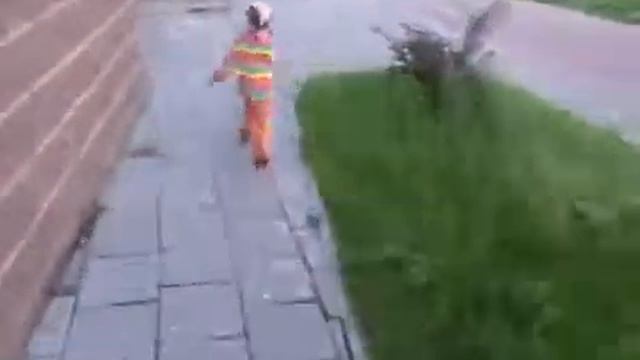 Ребенок бегает