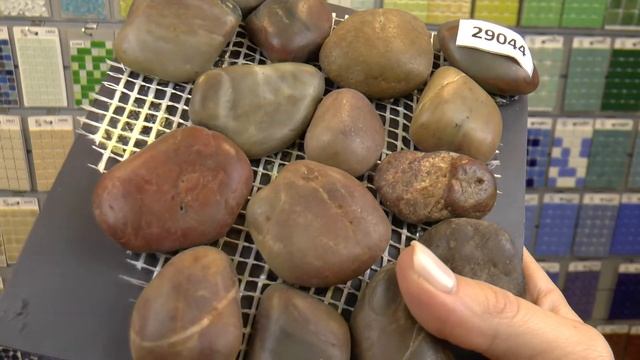 Бордово-коричневая галька на сетке смотреть онлайн