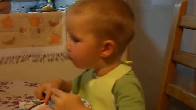 Малыш ест арбуз ножом и вилкой! смотреть онлайн