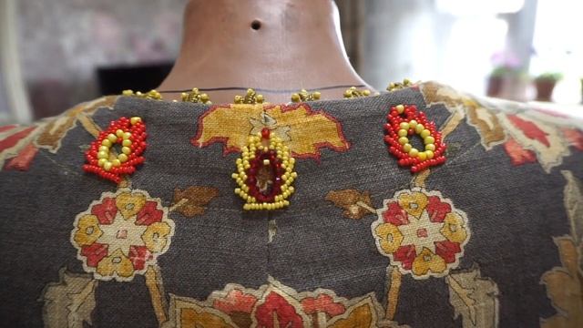 Красное праздничное платье из бархата оформленное бисерооплетением бусинами и камнями. смотреть онлайн