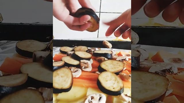 рыба на овощной подушке. Окунь с овощами