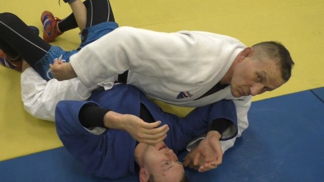 Как задушить из положения верхом с захватом своего рукава изнутри- вот один из вариантов. смотреть онлайн