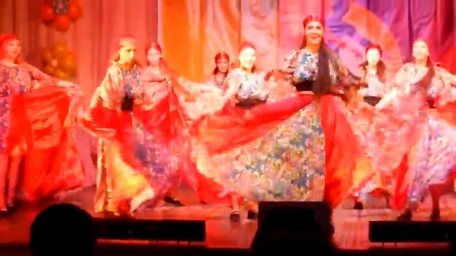 "Цыганский танец Нанэ Цоха", учащиеся 8 класса, преподаватель Акопян К.Л.