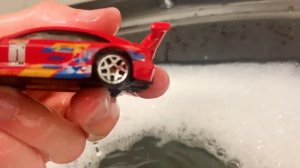 Достаю игрушечные машинки Хот Вилс из воды для детей