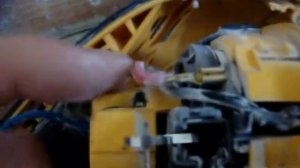 Видео обзор как разобрать перфоратор и вытащить старые щётки.