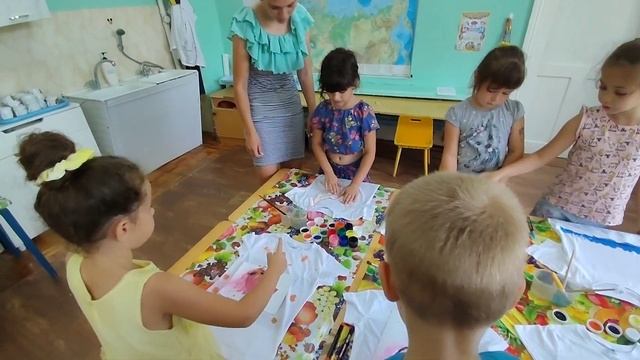 Нетрадиционное рисование "Целый мир ношу с собой на футболочке цветной" смотреть онлайн