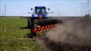 Трактор New Holland T8.390 с плугом Gregoire Besson SPB9