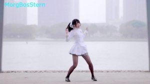 Китаянка В Белой Мини Юбке Зажигает На Камеру. Chinese Woman In A White Mini Skirt Twists her booty