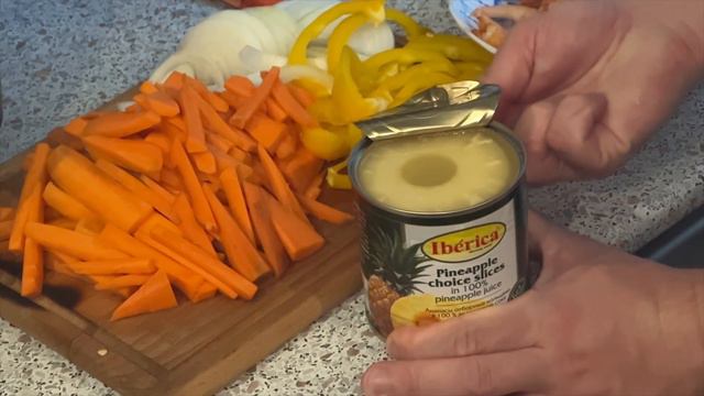 Годная вкуснятина с креветками, ананасом и овощами