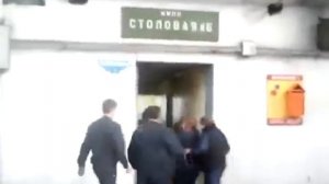 Голодные рабочие УМПО штурмуют столовую.