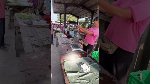 阿義上市集借2塊錢連連遭拒，好心大姐直接給十塊錢不用還，阿義反手讓大姐楞在原地！【阿義走鄉村】