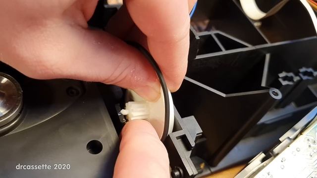 Philips CD618 CD Player repairs - CDM4 drawer gear wheel replacement смотреть онлайн