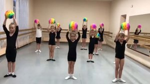 УПРАЖНЕНИЯ С МЯЧОМ на уроках ритмики в 1 классе .(преп. Захарченко Т.Ю.)