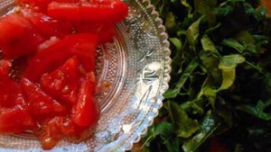 Омлет с помидорами и шпинатом