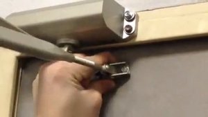 Установка дверного доводчика этап4