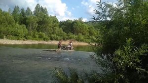 мопед Рейсер Альфа 70 кубов носят на руках, Преодоление глубоких рек через брод река Балыксу