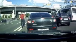 Подвижно живая драка боксер на дороге для ценителей махача