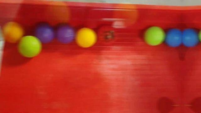 Жёлтый шарик марблс катится вниз, а красный вверх Satisfying Marble Run Building Blocks смотреть онлайн