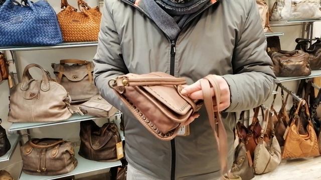 Итальянские кожаные сумки на рынке Сан - Лоренцо во Флоренции/ Фабио любезно показал модные сумочки