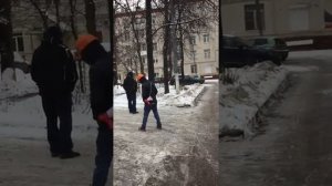 Чистят снег с крыши и всё падает на людей