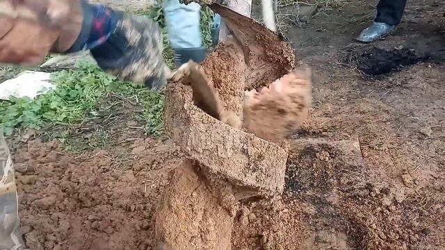 Бурение скважины на воду своими руками. Спуск обсадной колонны с помощью КУНа. Смотреть до конца!