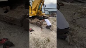 Ремонт гусеницы на Repair caterpillar on excavator   #Komatsu 210 pc