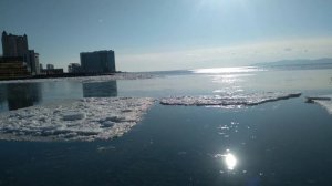 остатки льда в бухте на набережной Владивостока