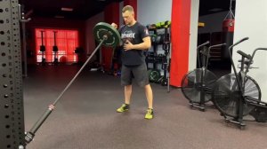 Лэндмайн жим штанги стоя, стопы параллельно